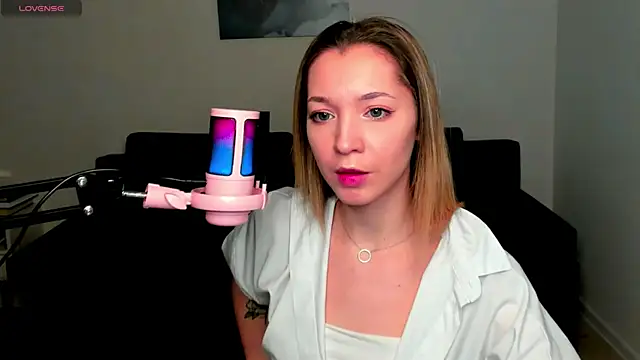 Snapshot of MiaThaine chatting on 3, 1, 2025 MiaThaine online show from 3, 1, 2025