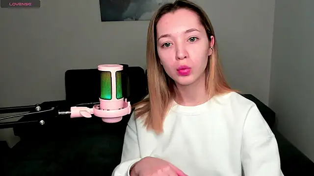 Snapshot of MiaThaine chatting on 6, 1, 2025 MiaThaine online show from 6, 1, 2025