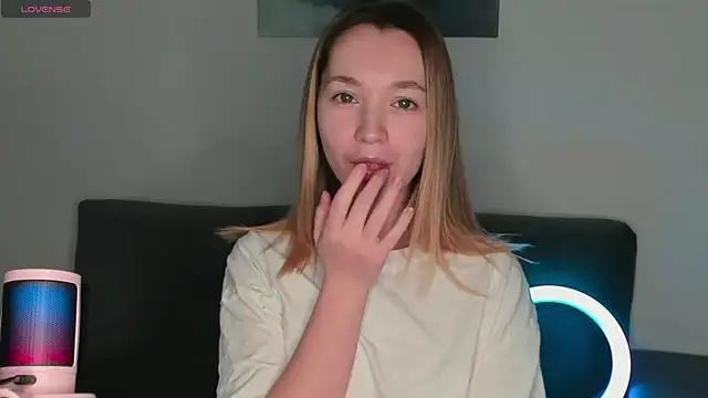 Snapshot of MiaThaine chatting on 6, 2, 2025 MiaThaine online show from 6, 2, 2025