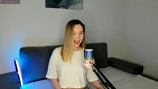 Snapshot of MiaThaine chatting on 16, 2, 2025 MiaThaine online show from 16, 2, 2025