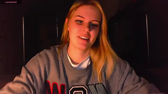 Snapshot of VoluptuousDreams chatting on 2, 2, 2025 VoluptuousDreams online show from 2, 2, 2025