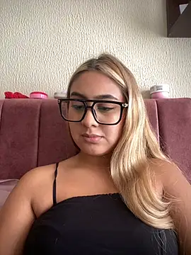 Snapshot of Miabonnett_ chatting on 18, 4, 2026 Miabonnett online show from 18, 4, 2026