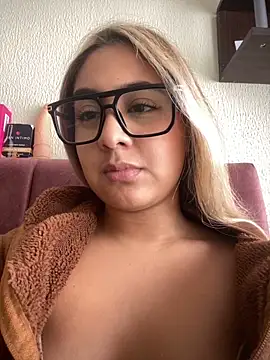 Snapshot of Miabonnett_ chatting on 21, 4, 2026 Miabonnett online show from 21, 4, 2026