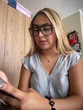 Snapshot of Miabonnett_ chatting on 27, 4, 2026 Miabonnett online show from 27, 4, 2026
