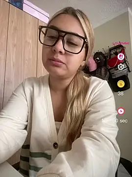 Snapshot of Miabonnett_ chatting on 5, 5, 2026 Miabonnett online show from 5, 5, 2026