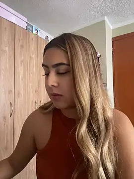 Snapshot of Miabonnett_ chatting on 7, 7, 2026 Miabonnett online show from 7, 7, 2026