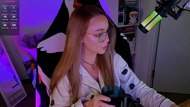 Snapshot of Emili1- chatting on 12, 10, 2025 Emili1- online show from 12, 10, 2025