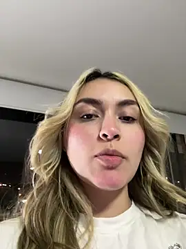 Snapshot of emma_oxford chatting on 6, 4, 2026 emma oxford online show from 6, 4, 2026