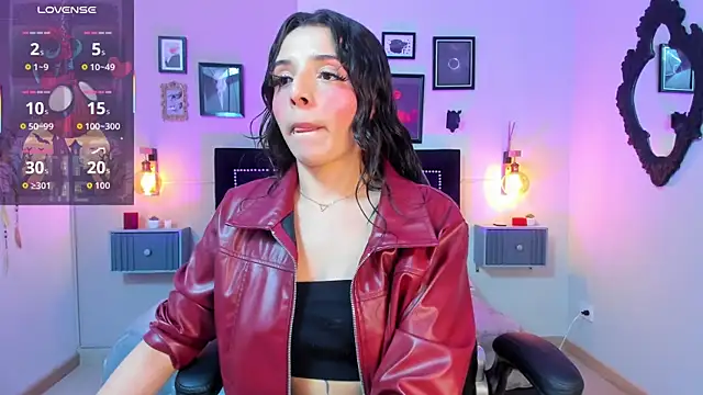 Charlotte  Benett online show from 3, 11, 2025