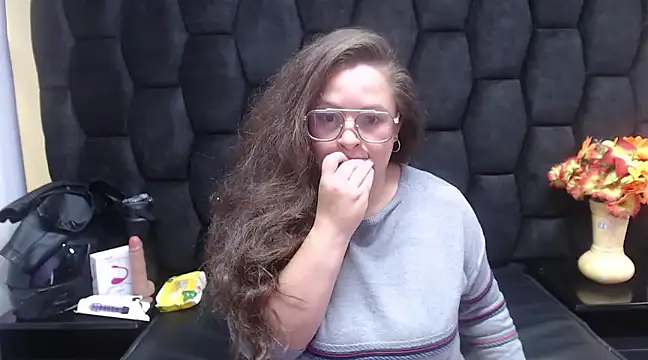 Snapshot of SaraThomso chatting on 19, 12, 2024 SaraThomso online show from 19, 12, 2024