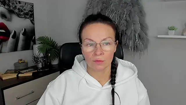 Snapshot of HelenLuxx chatting on 27, 1, 2025 HelenLuxx online show from 27, 1, 2025