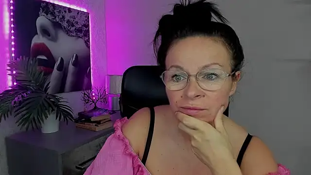 Snapshot of HelenLuxx chatting on 20, 9, 2025 HelenLuxx online show from 20, 9, 2025