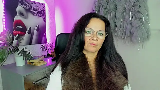 Snapshot of HelenLuxx chatting on 6, 10, 2025 HelenLuxx online show from 6, 10, 2025