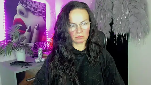 HelenLuxx online show from 18, 2, 2026