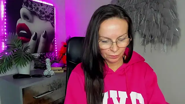 HelenLuxx online show from 11, 3, 2026