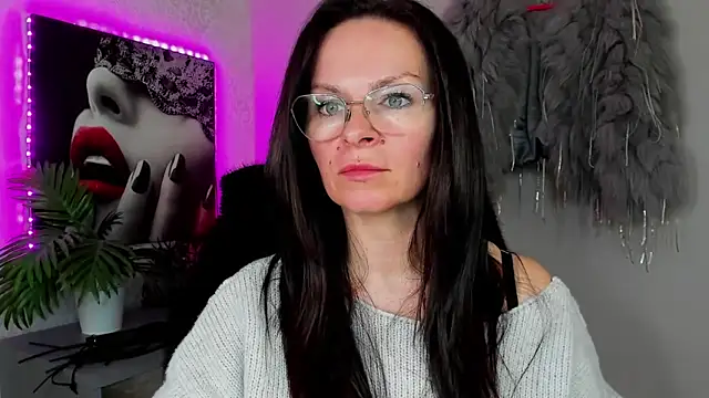 HelenLuxx online show from 8, 4, 2026