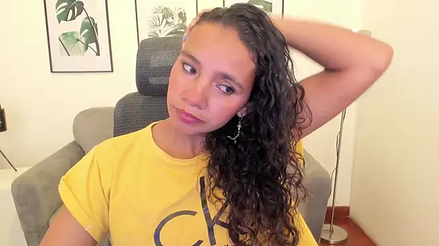 Snapshot of leslyflorez chatting on 22, 2, 2025 leslyflorez online show from 22, 2, 2025