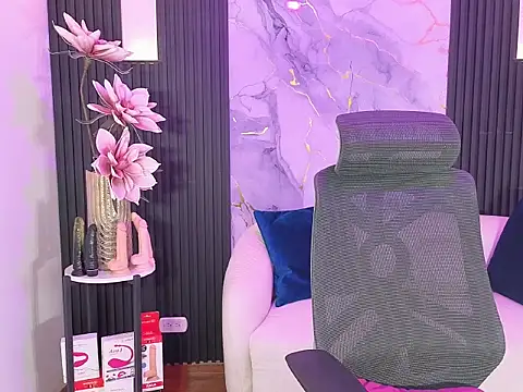 Snapshot of leslyflorez chatting on 20, 9, 2025 leslyflorez online show from 20, 9, 2025