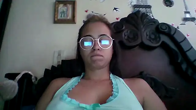 Snapshot of trianabell chatting on 15, 9, 2025 trianabell online show from 15, 9, 2025