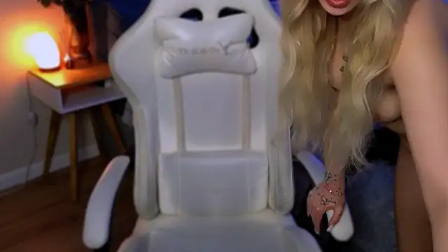 Snapshot of Lily_Yin chatting on 24, 4, 2026 Lily Yin online show from 24, 4, 2026