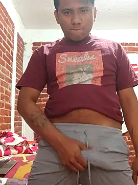 Snapshot of Cris_ale1218 chatting on 5, 11, 2025 Cris ale1218 online show from 5, 11, 2025