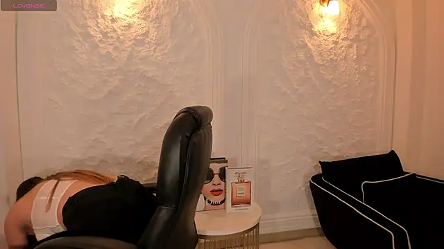 Snapshot of BellaRose_X chatting on 8, 11, 2025 BellaRose X online show from 8, 11, 2025