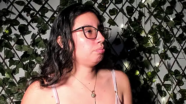 Snapshot of CoralineSanchez chatting on 8, 11, 2025 CoralineSanchez online show from 8, 11, 2025