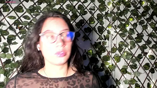 Snapshot of CoralineSanchez chatting on 15, 11, 2025 CoralineSanchez online show from 15, 11, 2025