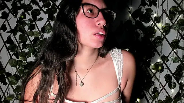 Snapshot of CoralineSanchez chatting on 24, 11, 2025 CoralineSanchez online show from 24, 11, 2025