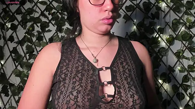 Snapshot of CoralineSanchez chatting on 28, 11, 2025 CoralineSanchez online show from 28, 11, 2025