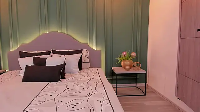 IrisBaker online show from 22, 12, 2024