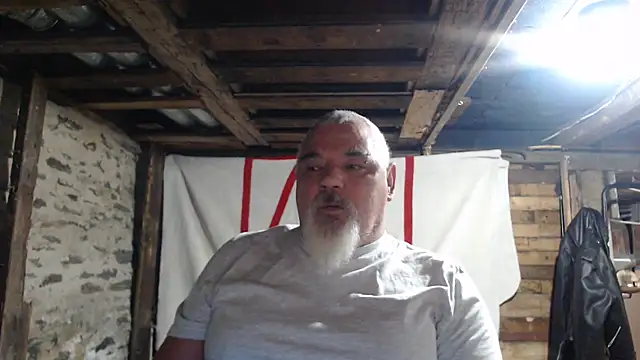 Newfiesausage1972 online show from 16, 11, 2025