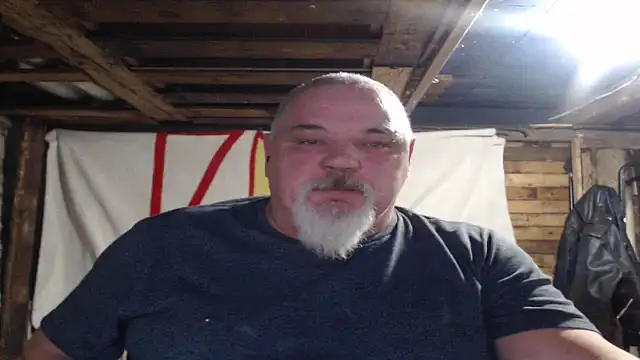 Newfiesausage1972 online show from 16, 12, 2025