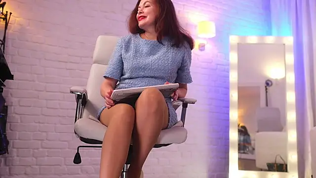 Nylon Legs online show from 18, 1, 2026