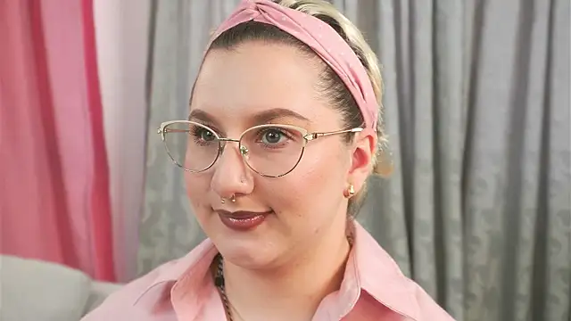 Snapshot of Ximenna_Cruz chatting on 1, 4, 2026 Ximenna Cruz online show from 1, 4, 2026