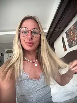 Snapshot of Liana_Lou chatting on 4, 4, 2026 Liana Lou online show from 4, 4, 2026