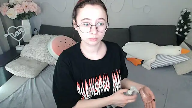 Mini Diva online show from 6, 4, 2026