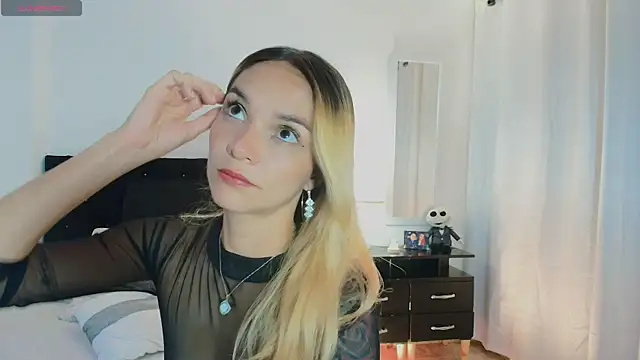 Snapshot of MeganLorensx chatting on 7, 4, 2026 MeganLorensx online show from 7, 4, 2026