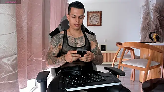 Snapshot of Aron_Dark chatting on 19, 4, 2026 Aron Dark online show from 19, 4, 2026