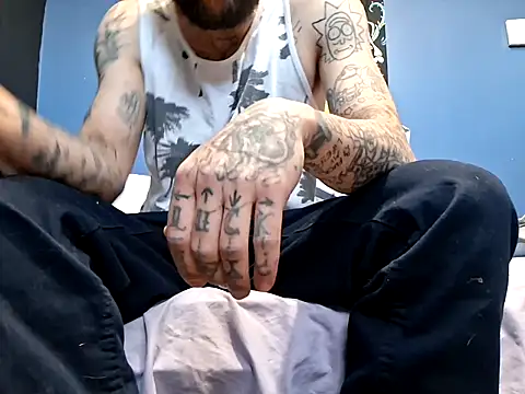 Snapshot of hungandtatted666 chatting on 8, 4, 2026 hungandtatted666 online show from 8, 4, 2026