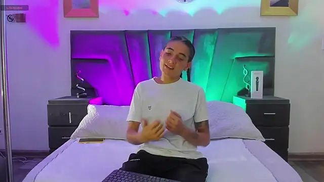 Snapshot of AndreaAndKarina chatting on 19, 1, 2025 AndreaAndKarina online show from 19, 1, 2025