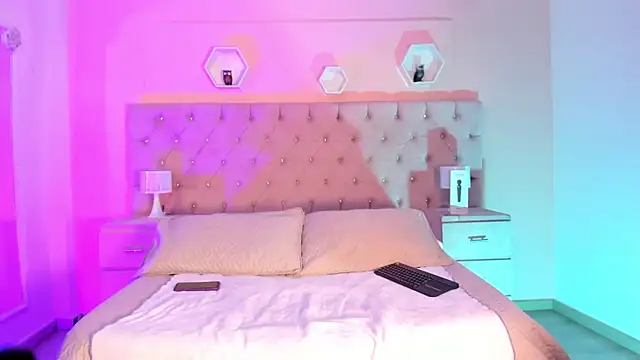 Snapshot of AndreaAndKarina chatting on 25, 1, 2025 AndreaAndKarina online show from 25, 1, 2025