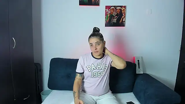 Snapshot of AndreaAndKarina chatting on 3, 10, 2025 AndreaAndKarina online show from 3, 10, 2025