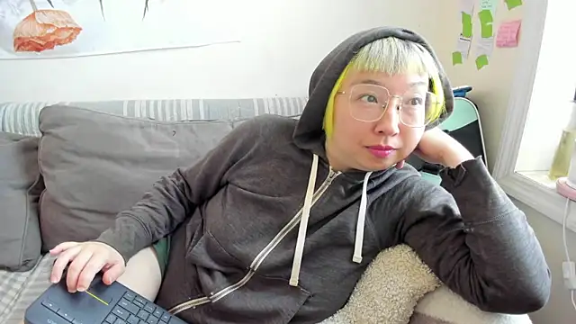 Snapshot of luxgray chatting on 18, 4, 2026 luxgray online show from 18, 4, 2026