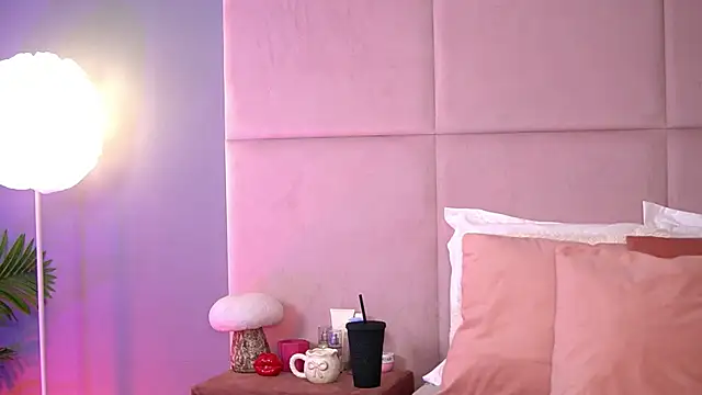 Snapshot of AlmaLuv chatting on 1, 12, 2025 AlmaLuv online show from 1, 12, 2025