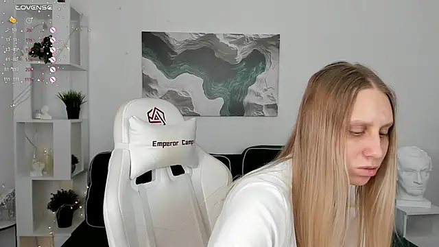 Snapshot of miissblonde chatting on 5, 3, 2025 miissblonde online show from 5, 3, 2025
