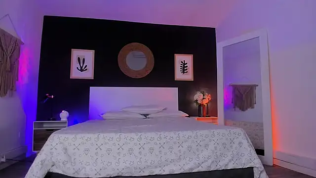 VioletPaket online show from 4, 11, 2025