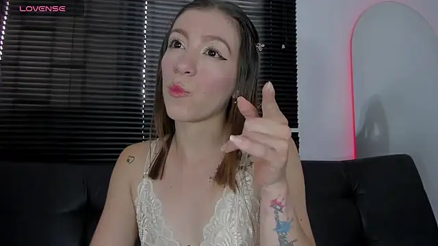Snapshot of roxanne_jones1 chatting on 22, 4, 2026 roxanne jones1 online show from 22, 4, 2026