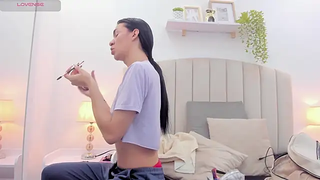 Mia thompson 19 online show from 18, 9, 2025