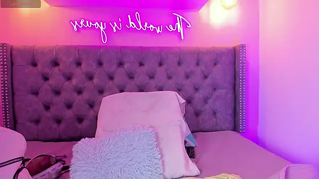 Mia thompson 19 online show from 30, 10, 2025